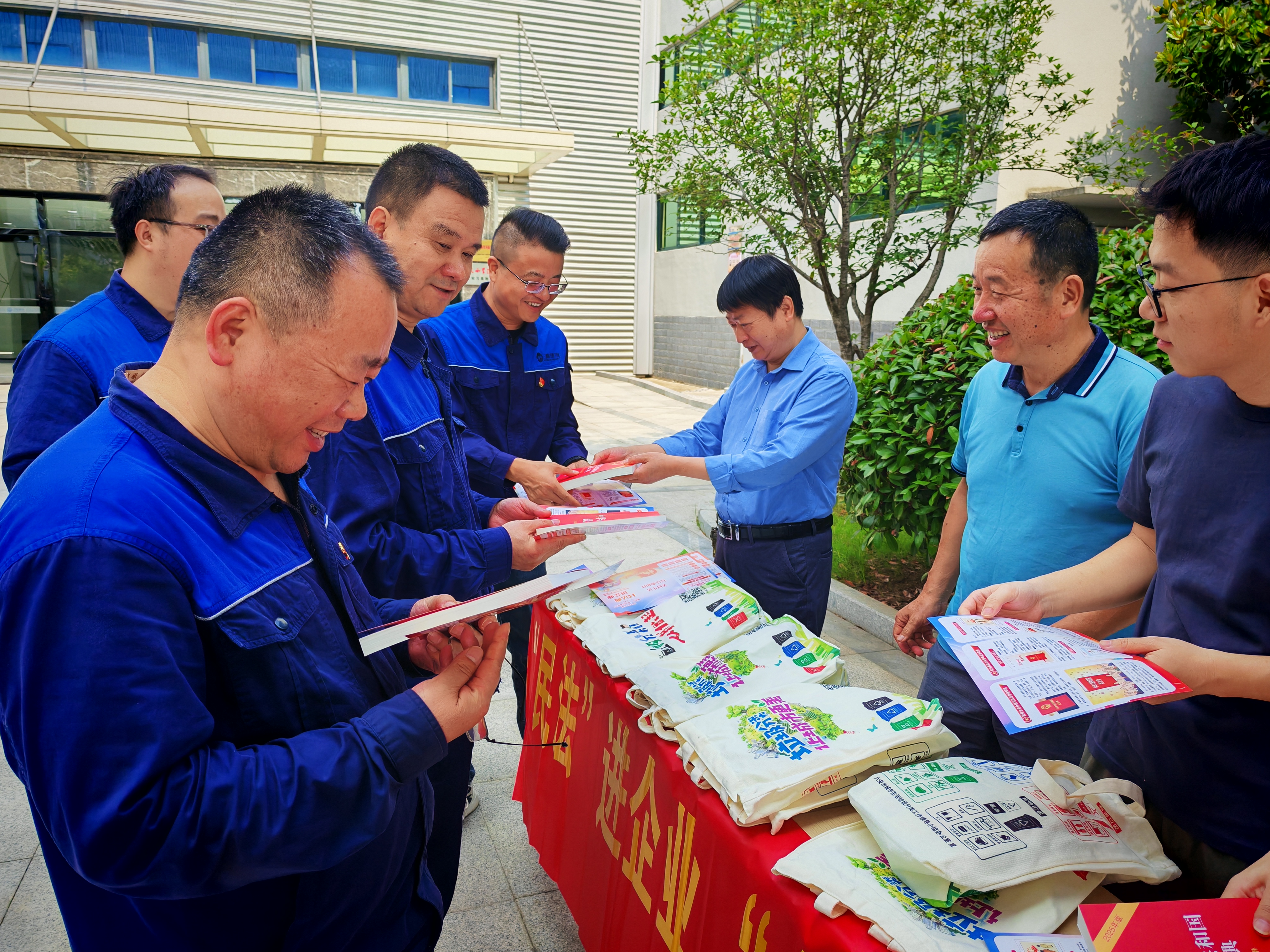 環(huán)衛處民法典進(jìn)企業(yè)照片1.jpg